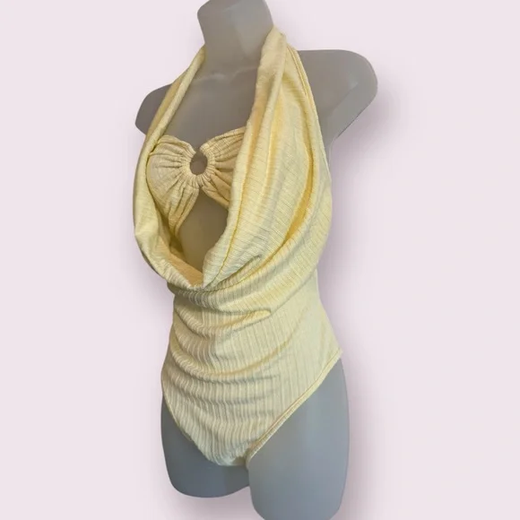 NWT SHEIN Ribbed Halter Bodysuit with Cutout & Ring Detail - Size S - Picture 4 of 6